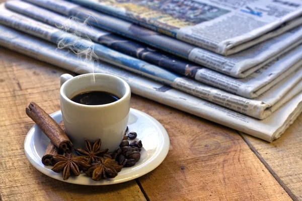 Tasse à café et journal — Photo