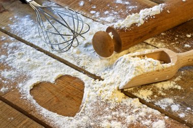 un, oklava ve tahta arka plan ile kalp