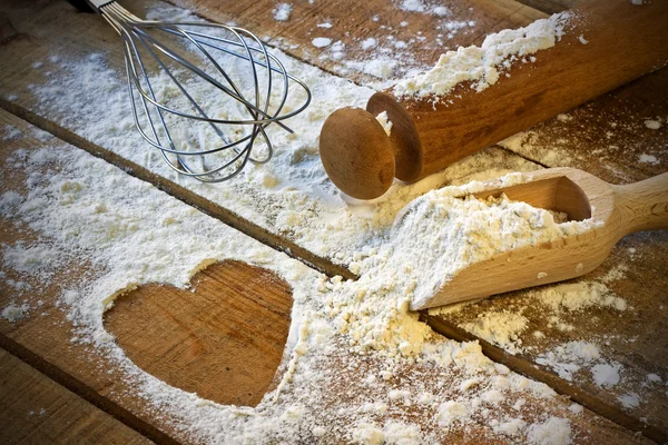 un, oklava ve tahta arka plan ile kalp