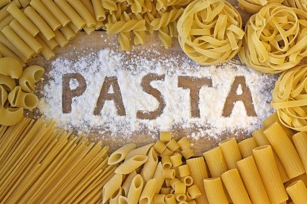 Pasta word med wood bakgrund — Stockfoto