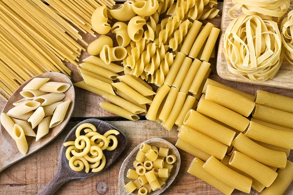 Pasta med wood bakgrund — Stockfoto