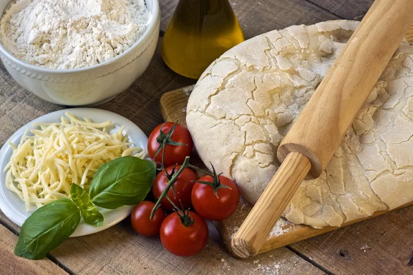 Cieście przygotowania włoska pizza — Zdjęcie stockowe