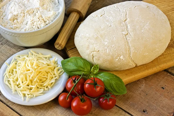 Dought para la preparación de pizza italiana — Foto de Stock