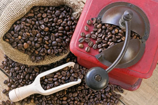 배경에 커피 분쇄기 — 스톡 사진