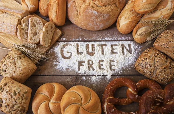 ahşap arka plan üzerinde gluten ücretsiz ekmek