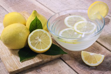 Ahşap zemin üzerine limon