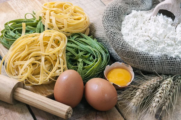 Tagliatelles et ingrédients avec fond — Photo