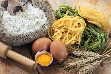 Tagliatelle ve arka plan malzemelerle