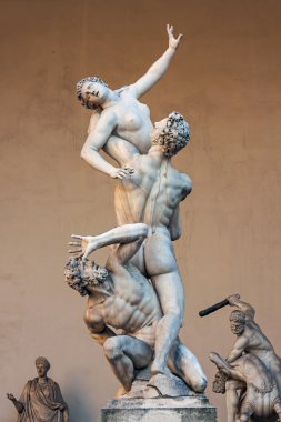 Piazza della Signoria, sundurma dei Lanzi, heykel Sabinlerin Giambologna tarafından tecavüz