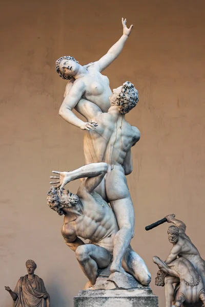 Náměstí Piazza della Signoria, Loggia dei Lanzi, socha znásilnění Sabines od Giambologna — Stock fotografie