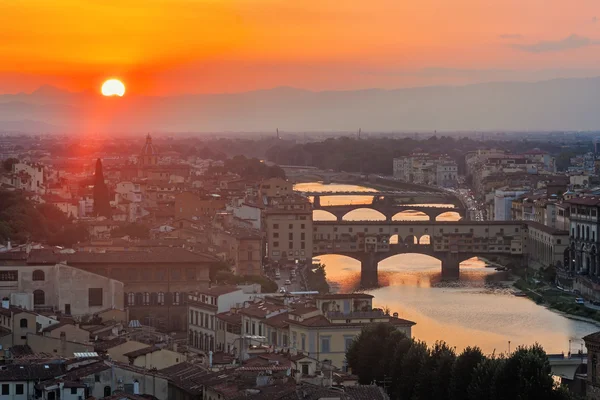 Panoramiczny widok z Ponte vecchio - Florencja, Włochy — Zdjęcie stockowe