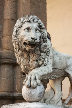 Piazza della Signoria Loggia dei Lanzi adlı bir aslan heykeli