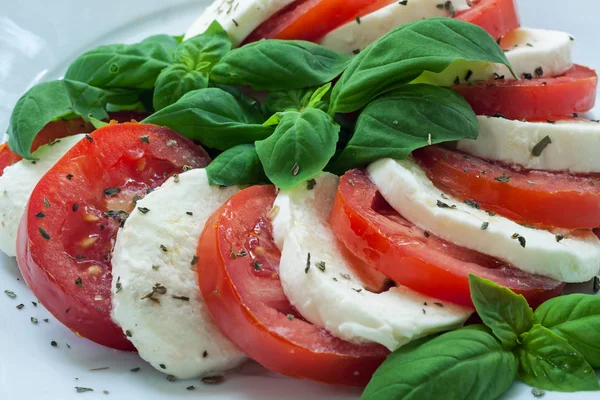 Caprese - comida italiana con fondo —  Fotos de Stock