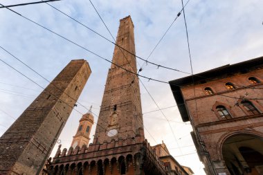 İki Kuleler (Le Due Torri Garisenda e degli Asinelli) orta çağ Bologna, Emilia-Romagna, İtalya