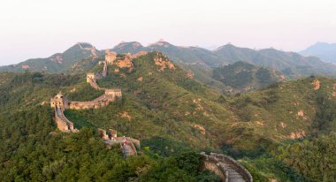 Çin Seddi. Çin 'deki ünlü seyahat merkezleri. Panoramik görünüm.