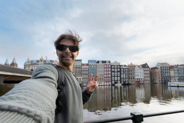 Amsterdam, Hollanda 'da selfie çeken mutlu turist - Yaşam tarzı turizmi.