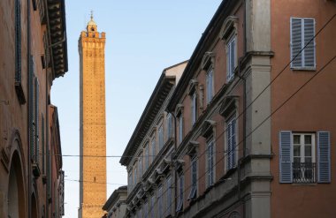 Asinelli Kulesi, Torre degli Asinelli, iki kuleden biri, Le due torri - Bologna