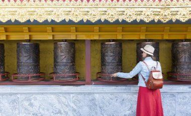 Budist tapınağı. Dua eden kadın - Çin