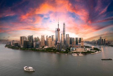 Çin 'in başkenti Şangay' ın gün batımı ve şehri Huangpu Nehri üzerinde ufuk çizgisi.