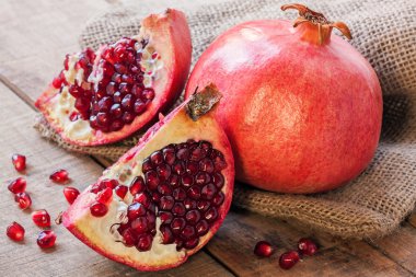 bir nar - natürmort