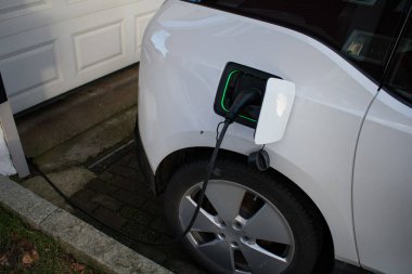 Evdeki elektrikli araba şarjı - EV 'yi ışıklarla şarj ediyor
