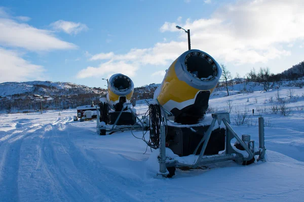 Beschneiungsmaschine Mit Kabinen Hintergrund Schneekanonen — Stockfoto