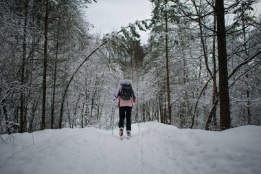 Norveç 'te Genç Kadın Kros Kayağı