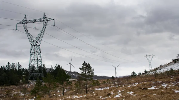 Väderkvarnsgård Intill Kraftledningar Vintertid Norge Begreppet Ren Energi Stockfoto