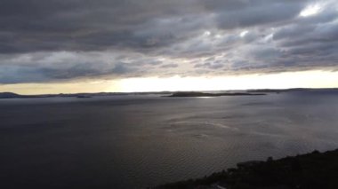 Drone Areal Norveç 'in Stavanger Norveç yakınlarındaki gün batımındaki balıkçı köyünün görüntüleri.