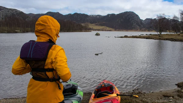 Kajaki Gotowe Wodowania Jezioro Norwegii Górami Tle — Zdjęcie stockowe