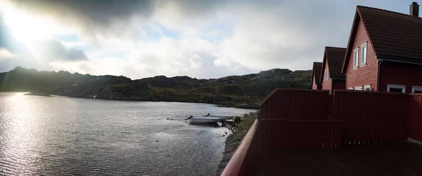 Casa Barco Rojo Con Cielo Colorido Fiordos Costa Oeste Noruega — Foto de Stock