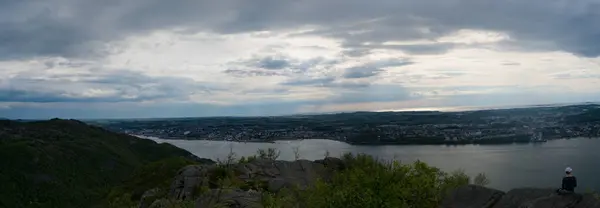 Caminante Femenina Cima Montaña Mirando Hacia Fiordo Ciudad Centro Stavanger — Foto de Stock
