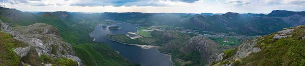 Norveç Güneyindeki Fiyortların Tepesinden Göl Kasabasının Dramatik Hava Manzarası Avrupa — Stok fotoğraf