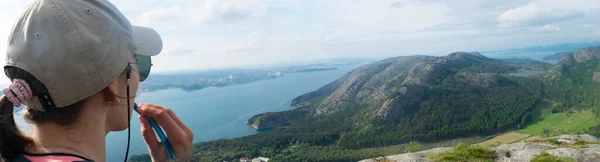 Kvinna Vandrare Dricksvatten Och Titta Dramatiska Fjordlandskap Södra Norge — Stockfoto