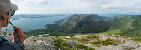 Kadın Yürüyüşçü Içiyor Norveç Güneyindeki Dramatik Fiyort Manzarasına Bakıyor — Stok fotoğraf