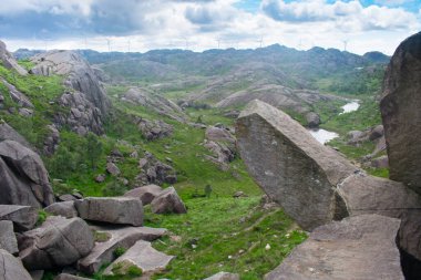 Yeşil Gelecek kavramında yel değirmenleriyle Avrupa 'da (Norveç) Trollpikken yürüyüşü