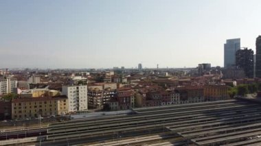 Milano şehir merkezinin panoraması İtalya silueti ve tren istasyonu bir iş günü gelirken 