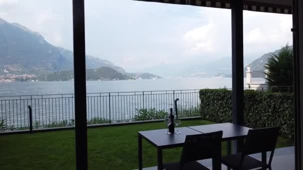 意大利科莫湖畔落日 鸟瞰全城港口 带着一瓶葡萄酒和一副眼镜 — 图库视频影像