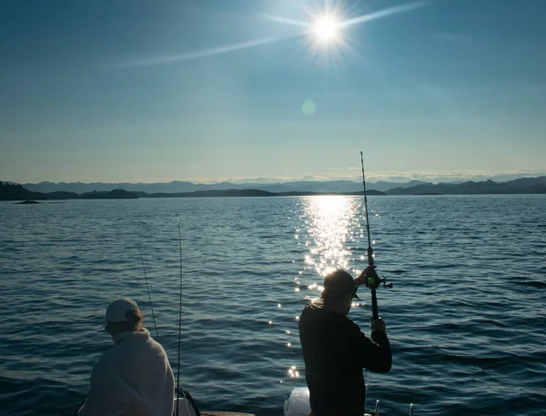 Par Med Fiskespö Båt Havet Nära Stavanger Norge Pimpelfiske — Stockfoto