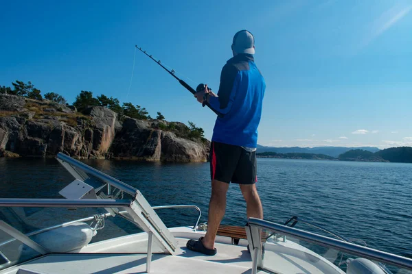 Manlig Fiskare Med Metspö Båt Havet Nära Stavanger Norge Pimpelfiske — Stockfoto