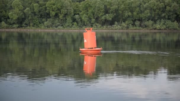 Bouée sur la rivière calme — Video