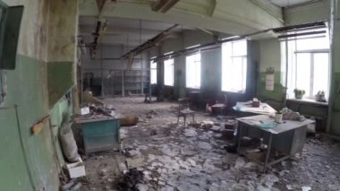 Terk edilmiş ve harap olmuş fabrikanın içinde (üretim alanı, girişim)