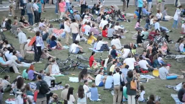 Ufa Ryssland Juni 2014 Människor Massivt Folkmassa Vila Utomhus Park — Stockvideo