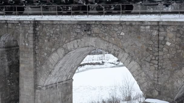 Vintage Stein Gewölbte Eisenbahnbrücke Und Zug — Stockvideo