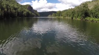 Motorlu tekne göl boyunca hızla ilerliyor.