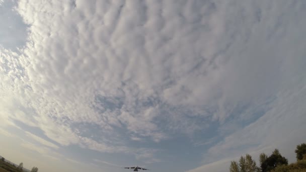 Grote enorme vliegtuig zit op een achtergrond van blauwe hemel met wolken. — Stockvideo