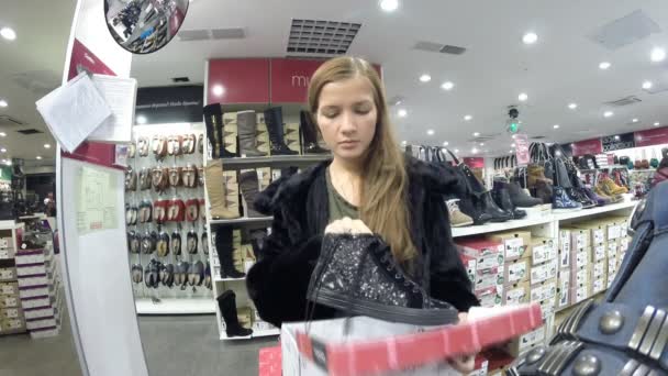 La fille au magasin choisit des chaussures Centro à Oufa, Russie — Video