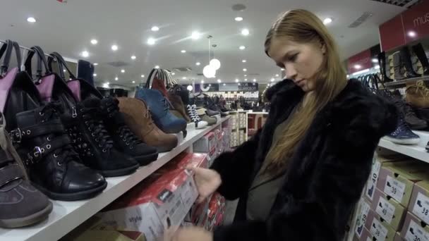 La chica de la tienda elige zapatos Centro en Ufa, Rusia — Vídeos de Stock