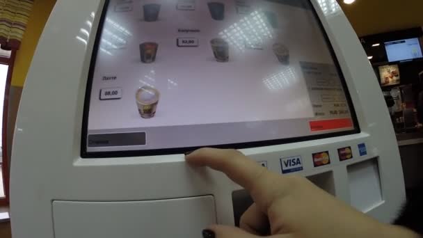 Touch payment terminal im restaurant mc 'donalds, ufa russland — Stockvideo
