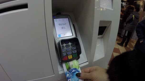 Touch terminal de pago en el restaurante Mc 'Donalds, Ufa Rusia — Vídeos de Stock